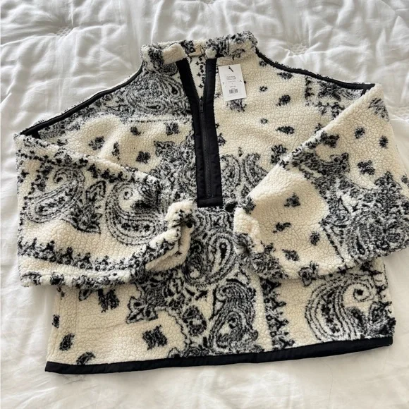 Women's Black and White Patterned Fleece Half Zip - Picture 2 of 5